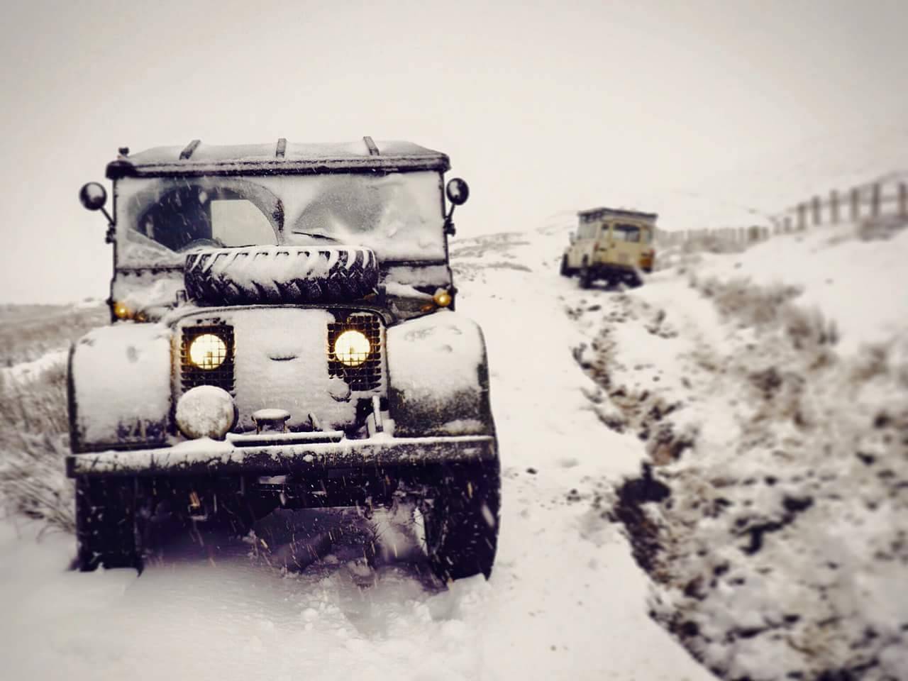1280x960, 80 Kb / снег, автомобиль, внедорожник, Ленд Ровер, колесо, запаска