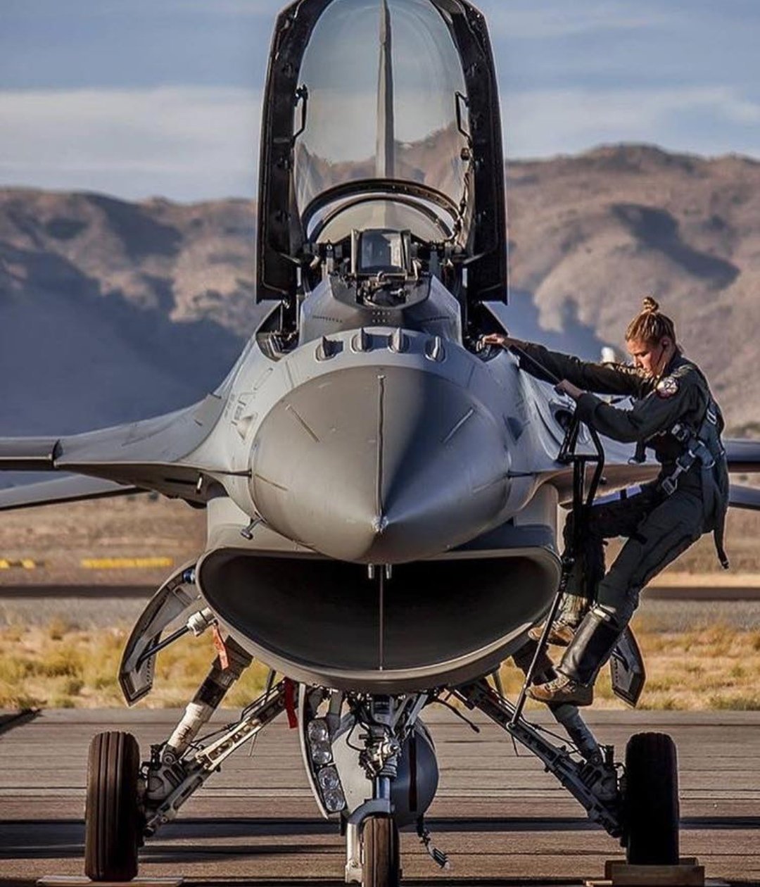 1080x1260, 204 Kb / истребитель, самолет, летчик, f16