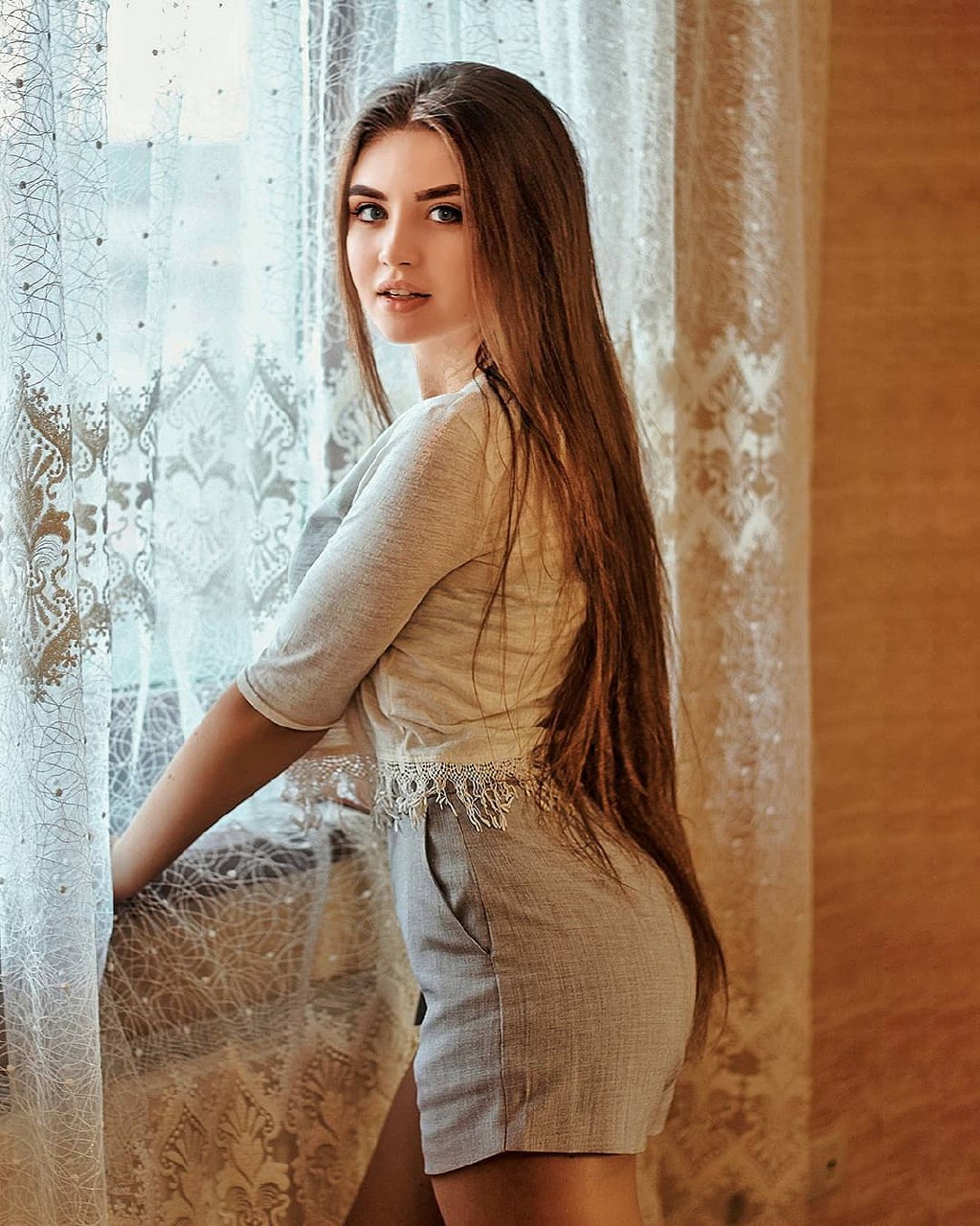 1024x1280, 282 Kb / шорты, тюль, длинные волосы