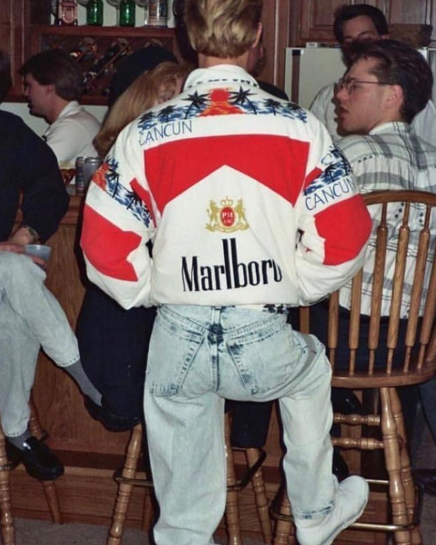 877x1096, 143 Kb / куртка, мальборо, джинсы, кроссовки, бар, стул