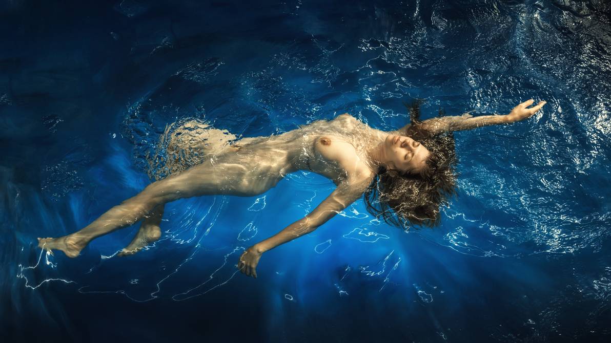 1192x670, 102 Kb / сиськи, вода, голая, плывёт, брюнетка