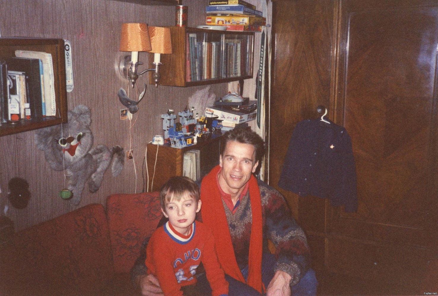 1476x999, 482 Kb / Арнольд Шварценеггер, Сергей Лойко, Степан, сын, ссср, диван, шкаф, форма, светильник, полка, книги