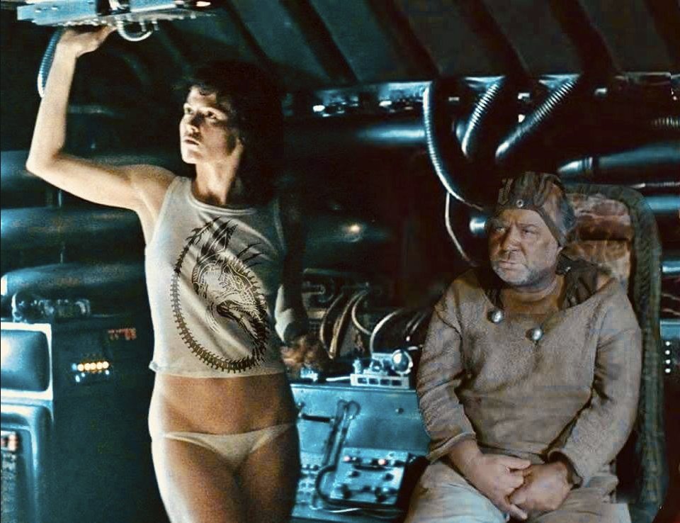 960x738, 116 Kb / Леонов, кин-дза-дза, чужой, Сигурни Уивер, Sigourney Weaver, майка, трусы, Эллен Рипли