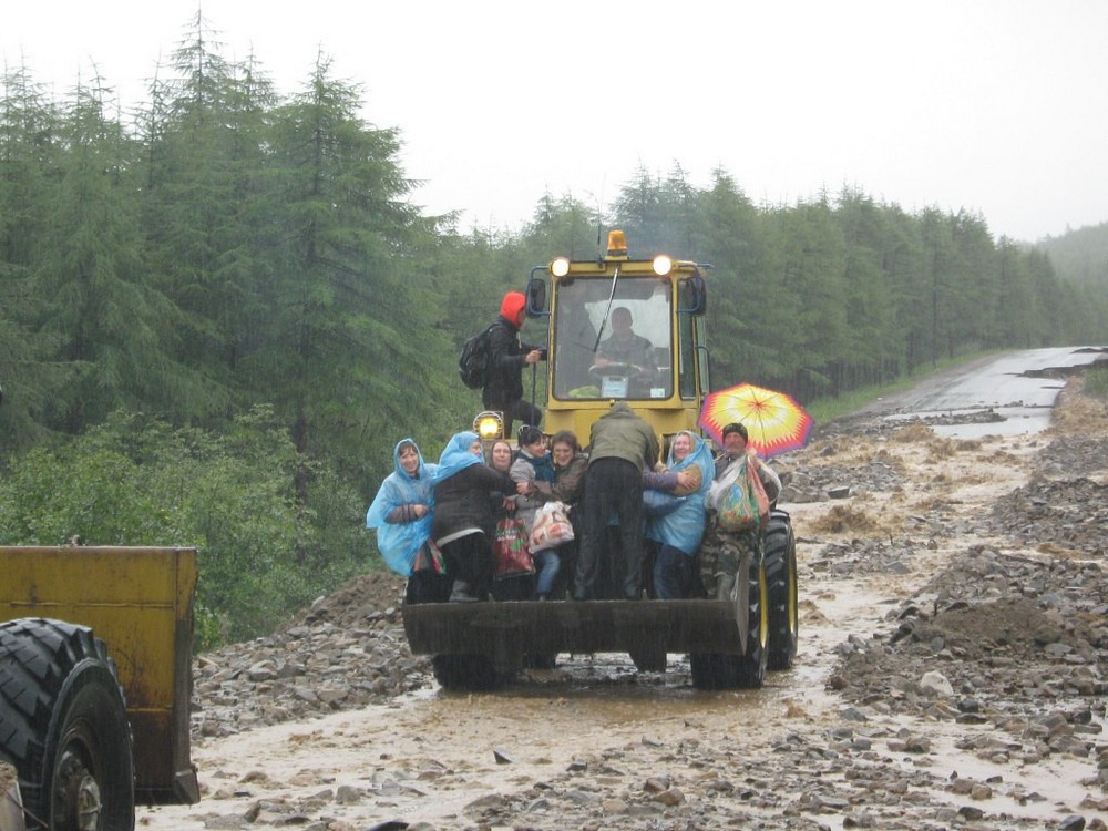 1000x750, 188 Kb / дорога, грязь, дождь, ковш, трактор, зонт