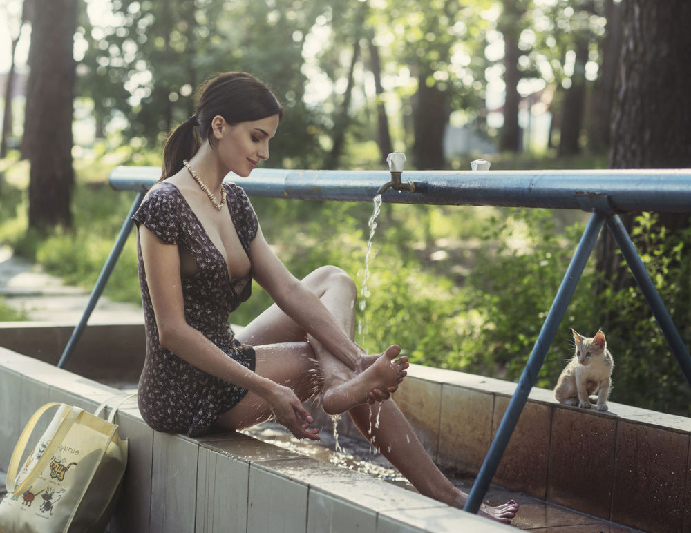 1000x772, 135 Kb / сиськи, ноги, котёнок, пакет, вода, платье