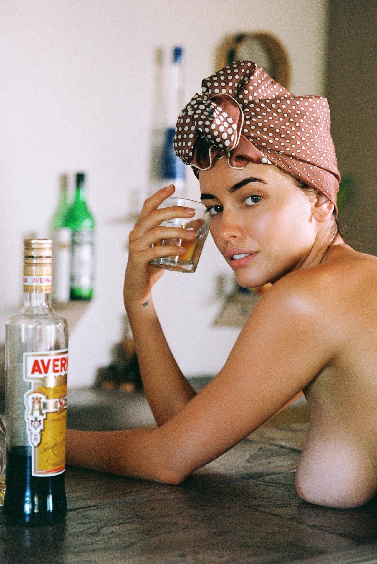 1280x1914, 597 Kb / бутылка, стакан, платок, тату, сара стефенс, sarah stephens