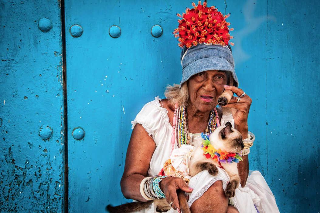 1054x702, 348 Kb / старуха, блондинка, кот, кошка, Гавана, сигара, бусы, браслет, кольцо