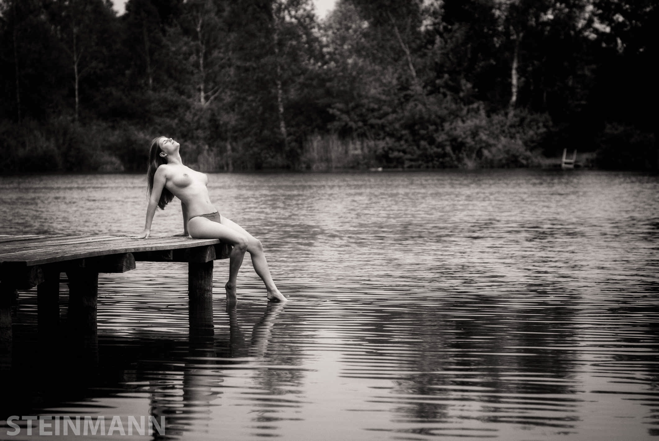 2120x1419, 370 Kb / сиськи, пруд, вода, лес, трусики, ч/б