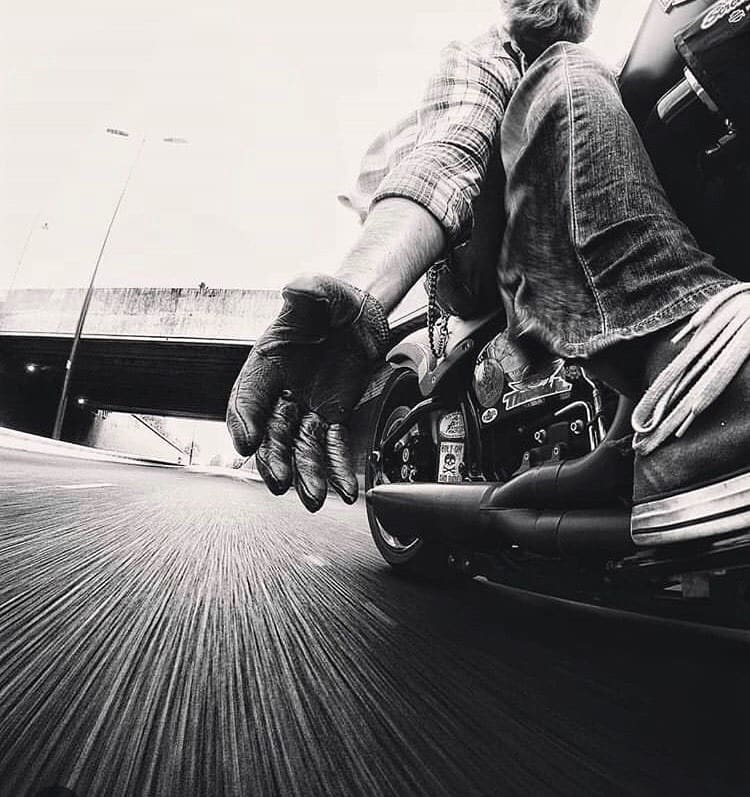 750x797, 89 Kb / мотоцикл, рука, перчатка, рубаха, джинсы