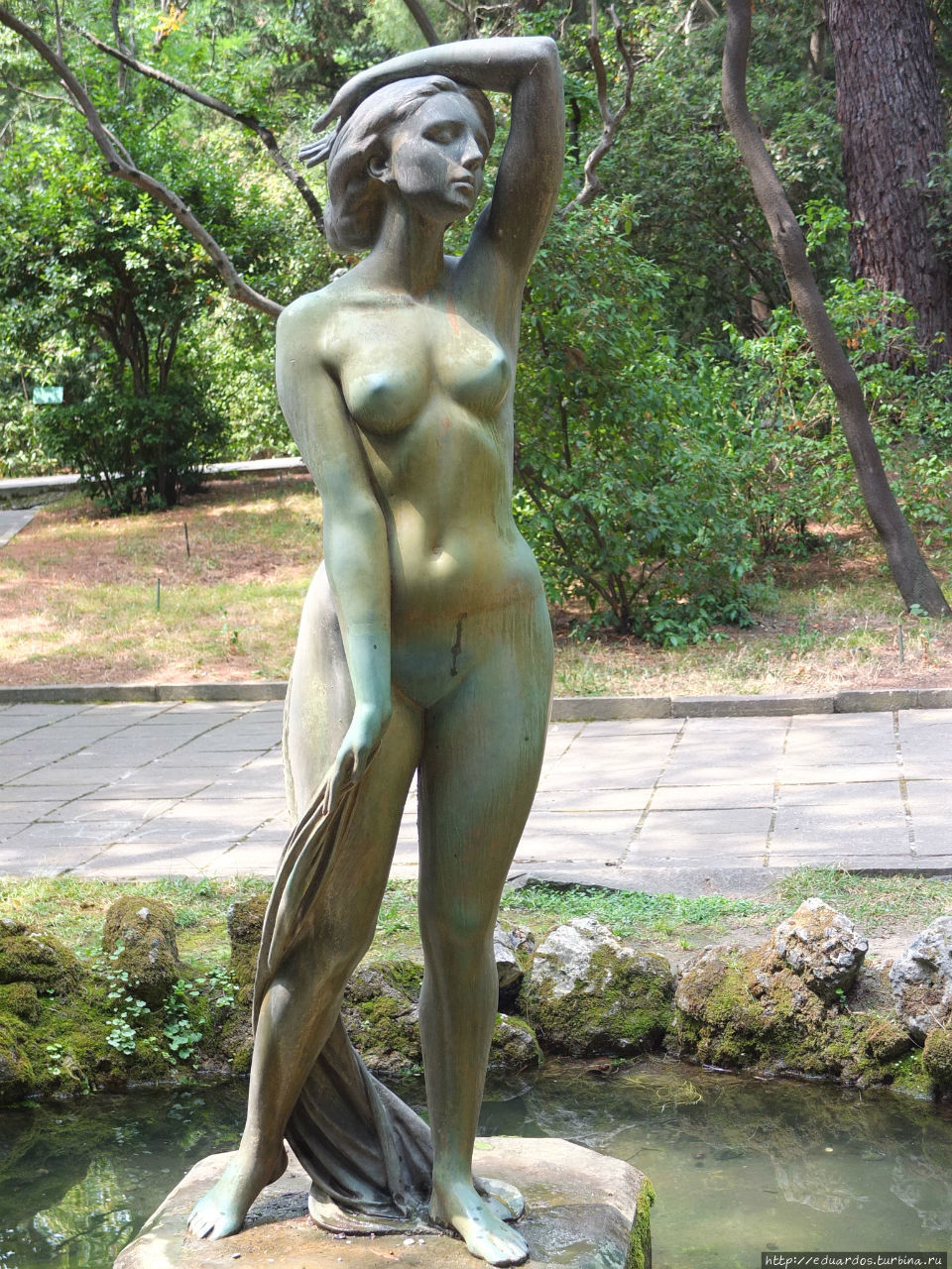 960x1280, 374 Kb / женщина, скульптура, деревья, водоем