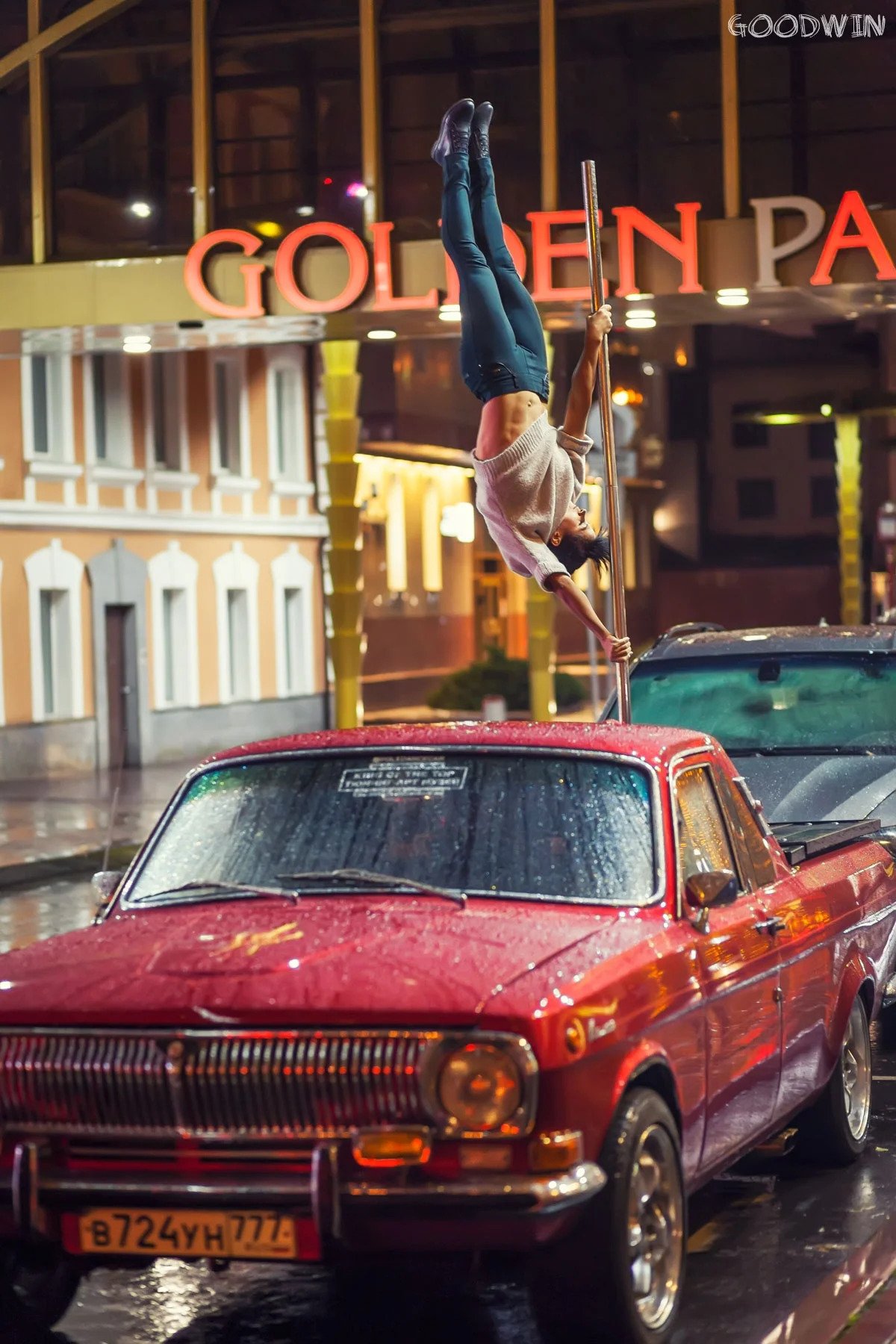 1200x1800, 321 Kb / волга, автомобиль, пикап, кофта, джинсы, шест, пресс