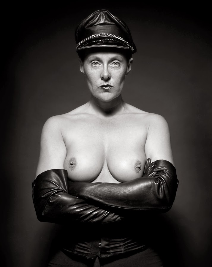 714x900, 65 Kb / тётя, фуражка, краги, суровая, бдсм, ч/б