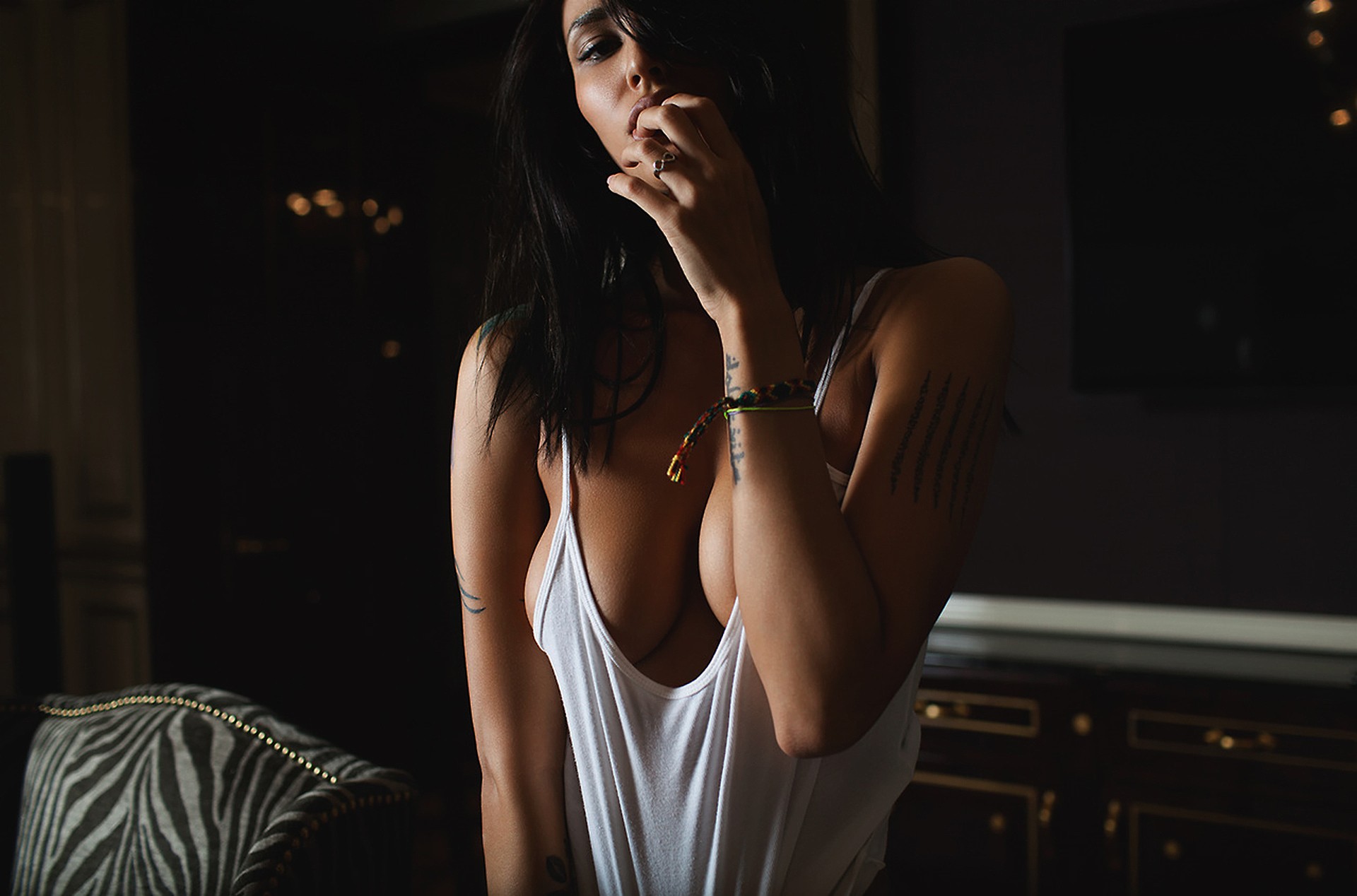 1920x1268, 227 Kb / брюнетка, майка, браслет, тату