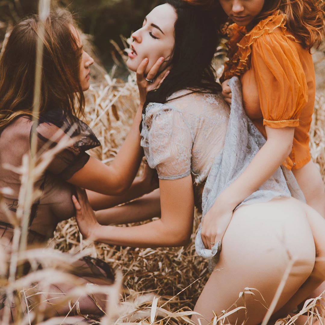 1080x1080, 150 Kb / трое, три, поло, трава, солома, прозрачное, кружева, рыжая, платье, блузка, пеньюар