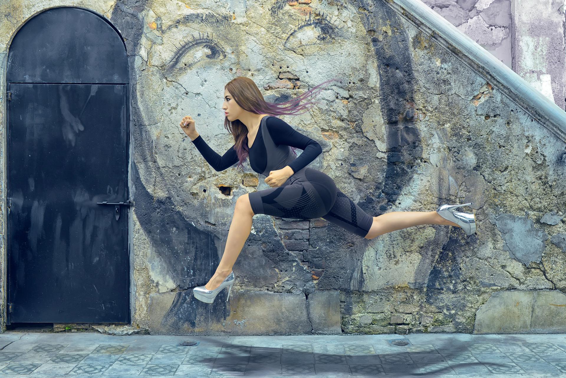 1920x1282, 610 Kb / бежит, туфли, дверь, граффити, крашеная