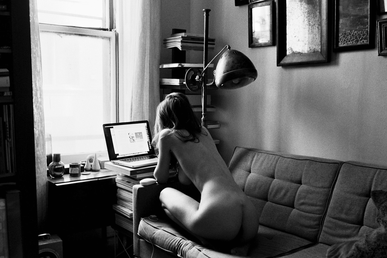 1280x853, 269 Kb / ч/б, голая, ноутбук, диван, лампа, картина, книги, торшер