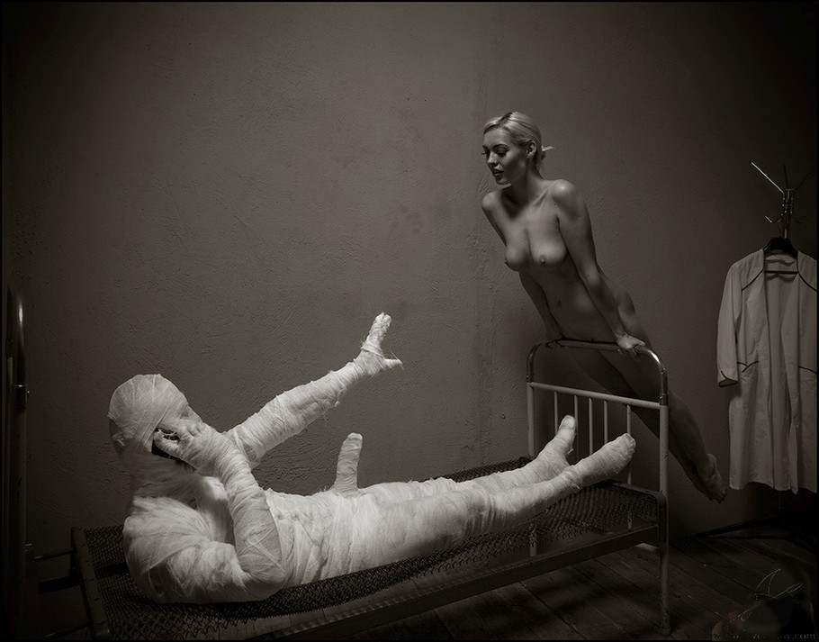 910x713, 116 Kb / девка, кровать, забинтованный, ч/б