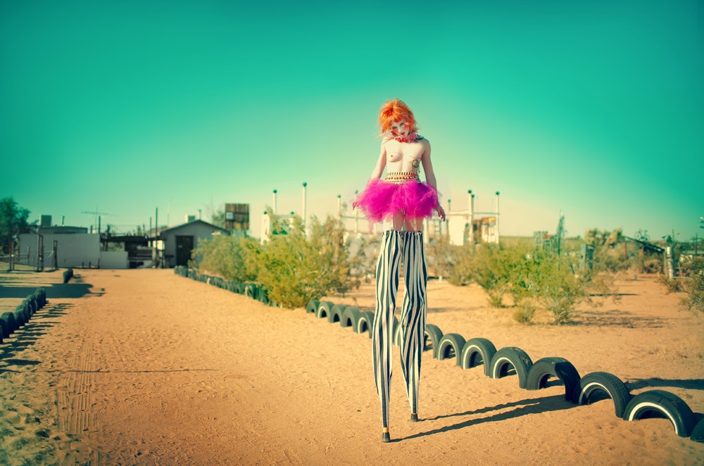 1000x662, 138 Kb / девка, рыжая, ходули, покрышки, полосато