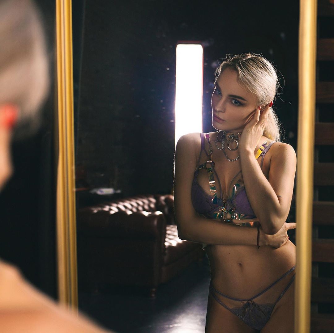 1080x1078, 101 Kb / сиськи, бельё, зеркало, ожерелье, блондинка