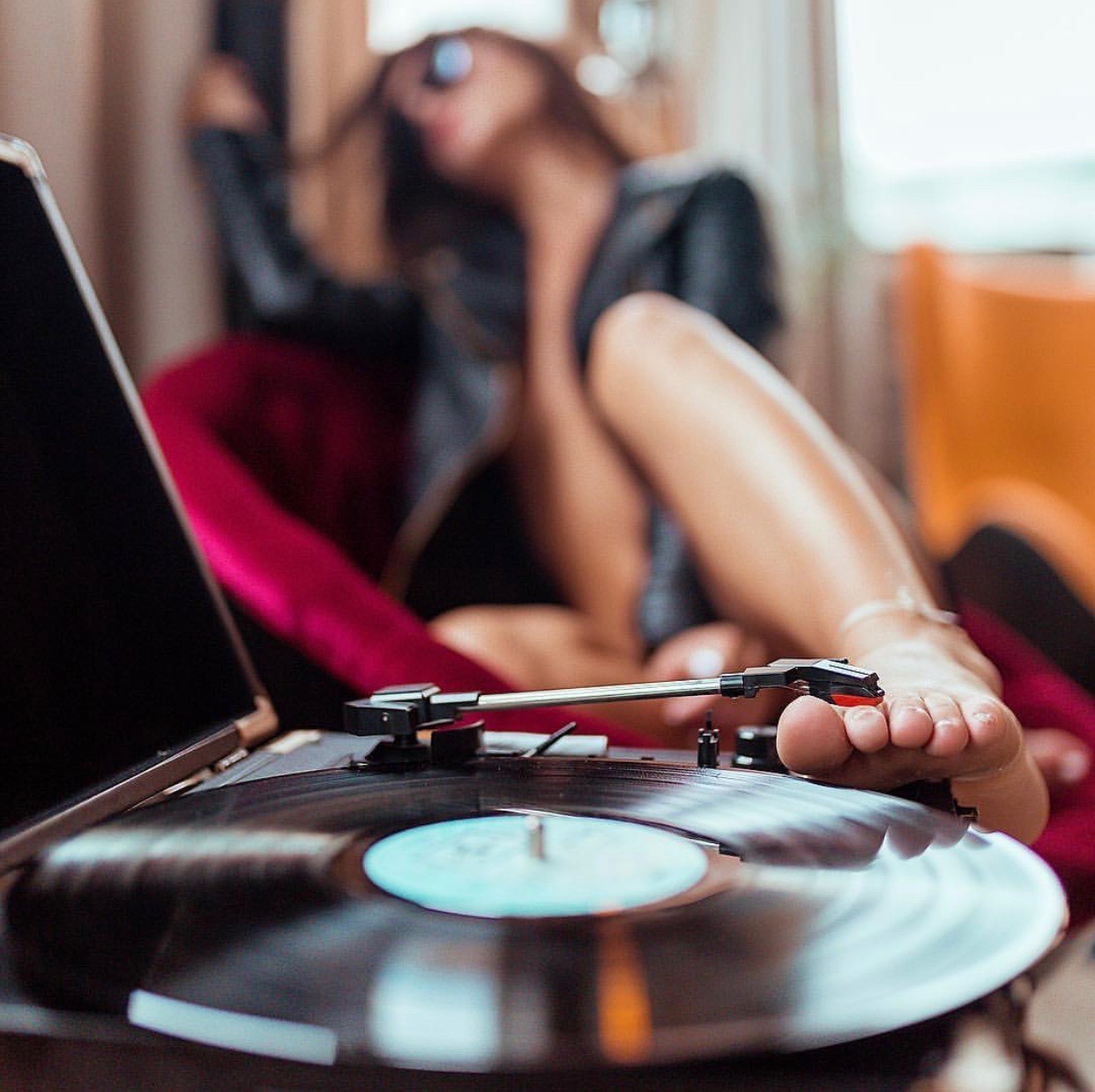 1242x1238, 248 Kb / винил, проигрыватель, нога, пластинка