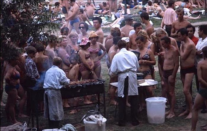 700x445, 61 Kb / шашлыки, Москва, река, СССР, плавки, купальник, мангал, халат, ведро