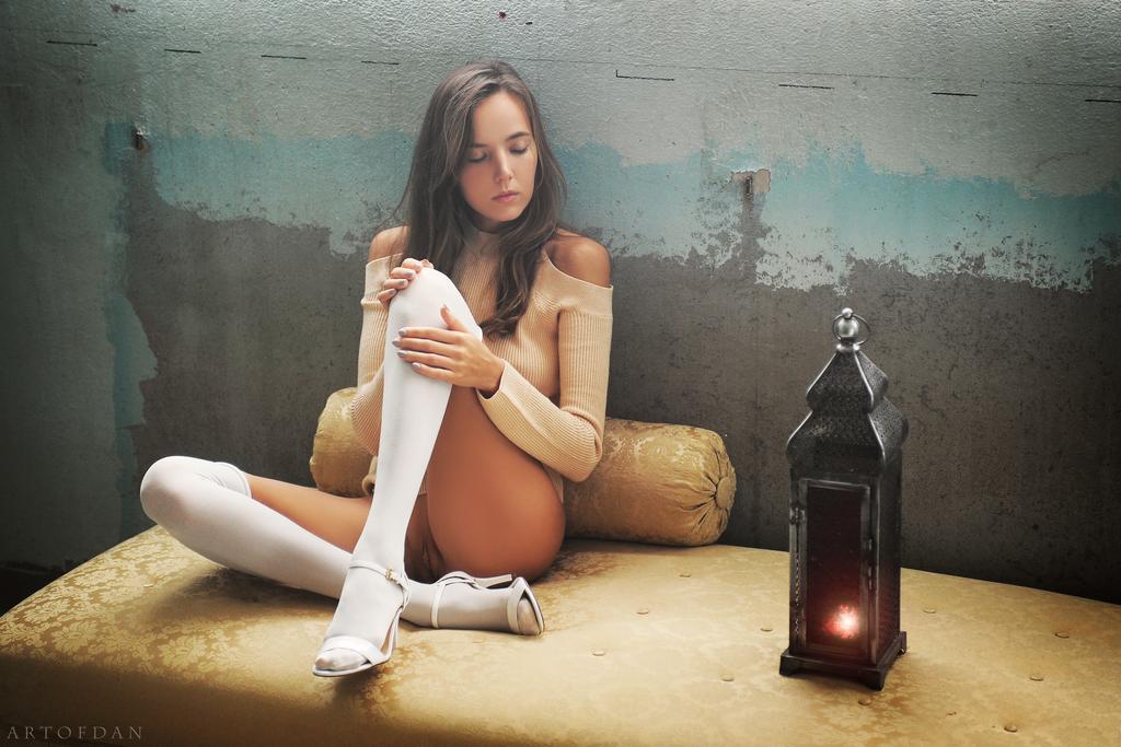 1024x683, 91 Kb / сиськи, лампа, кушетка, туфли, гольфы, Катя Кловер, Katya Clover