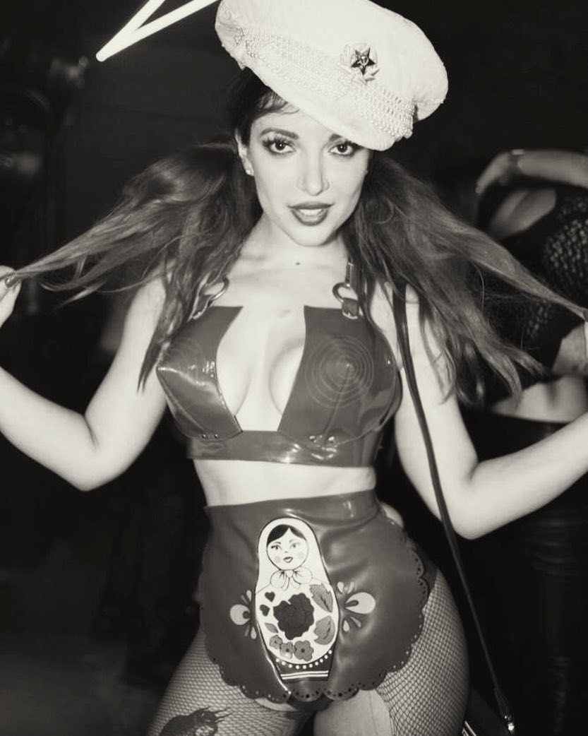 833x1042, 93 Kb / девка, матрёшка, ч/б