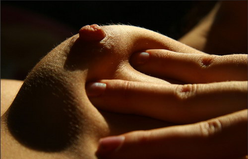 500x321, 27 Kb / грудь, пальцы