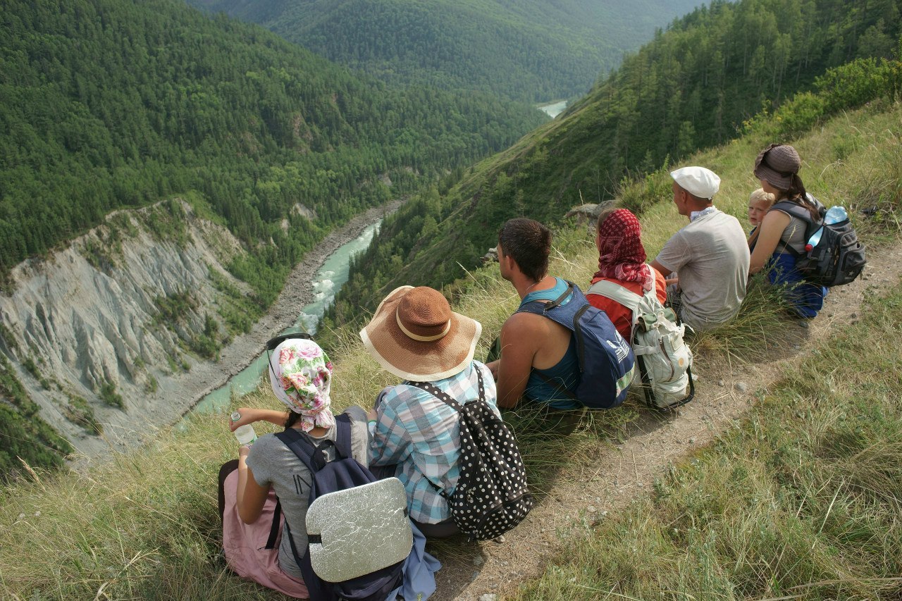 1280x853, 370 Kb / горы, сопки, река, деревья, обрыв, семеро, сидят, туристы, привал