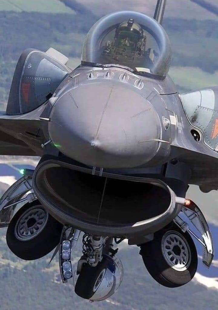 720x1024, 76 Kb / f16, истребитель, шасси, самолет