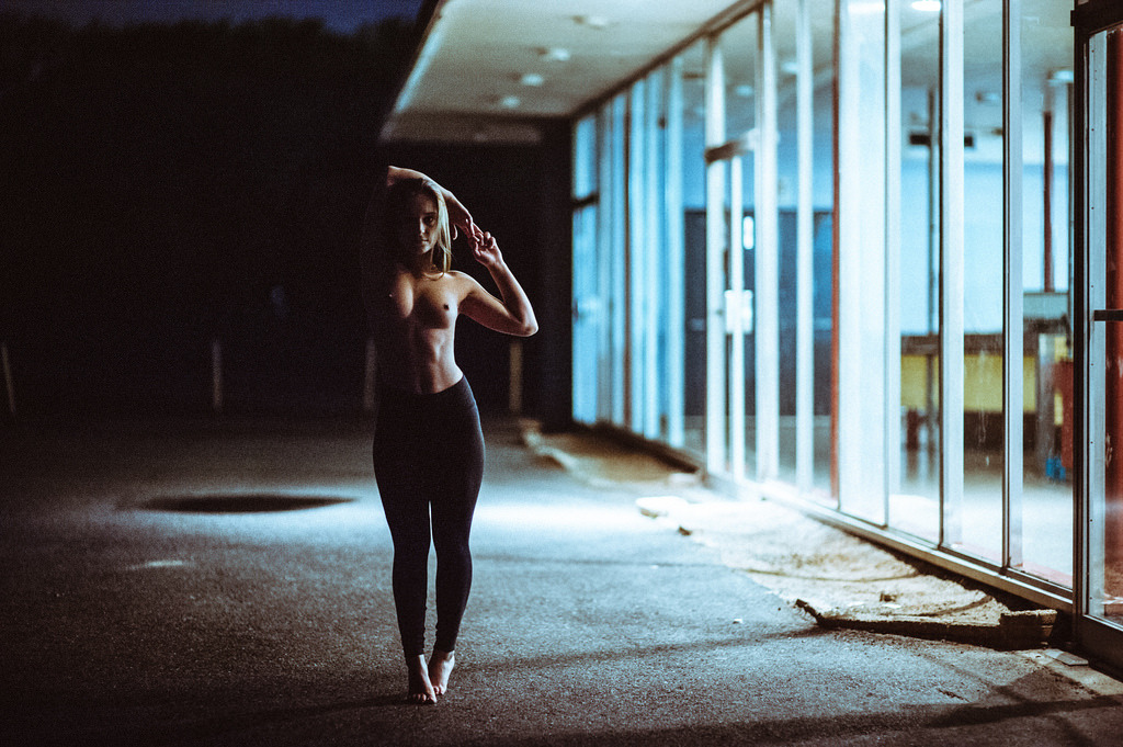 1024x681, 264 Kb / колготки, леггинсы, ночь, босиком, витрина, магазин