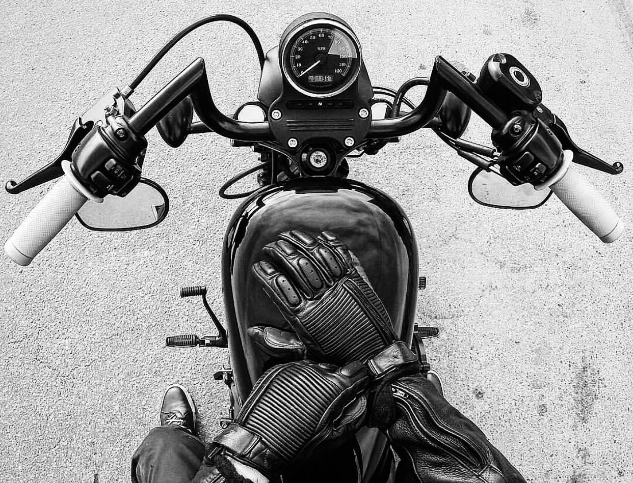 1242x949, 560 Kb / мотоцикл, перчатки, руки, ч/б