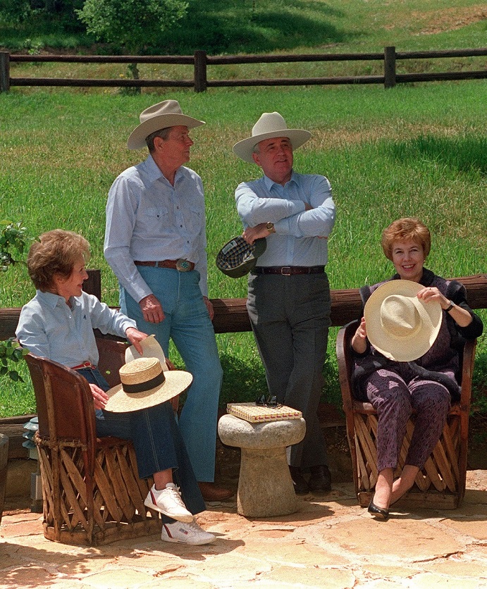691x836, 320 Kb / ранчо, президент, Рейган, Горбачев, шляпа, жена, ковбой, дача