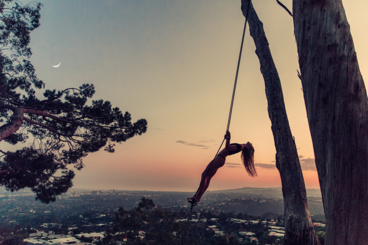 1200x800, 364 Kb / качели, месяц,огни, город