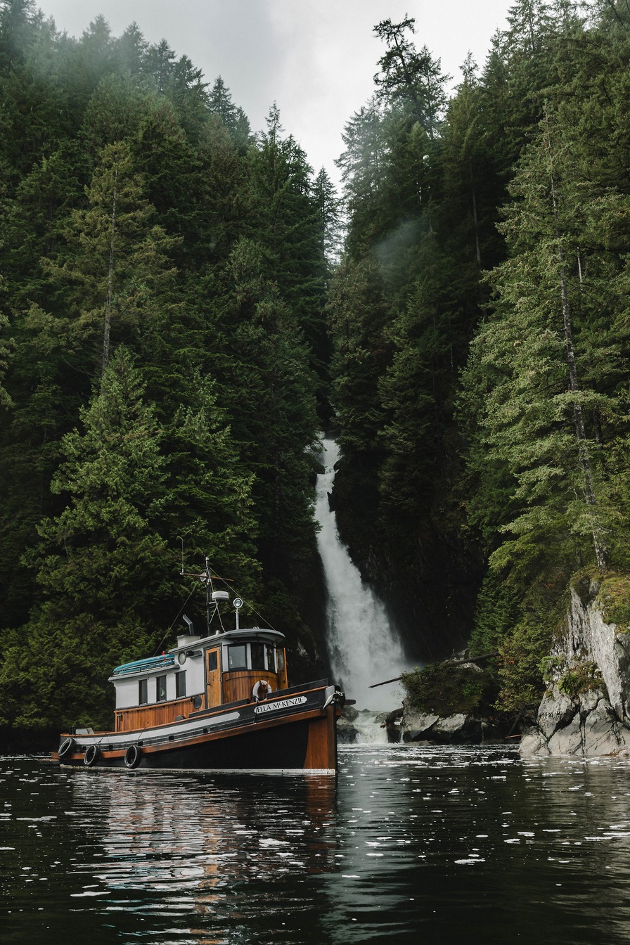 896x1344, 441 Kb / водопад, озеро, катер, камни, горы