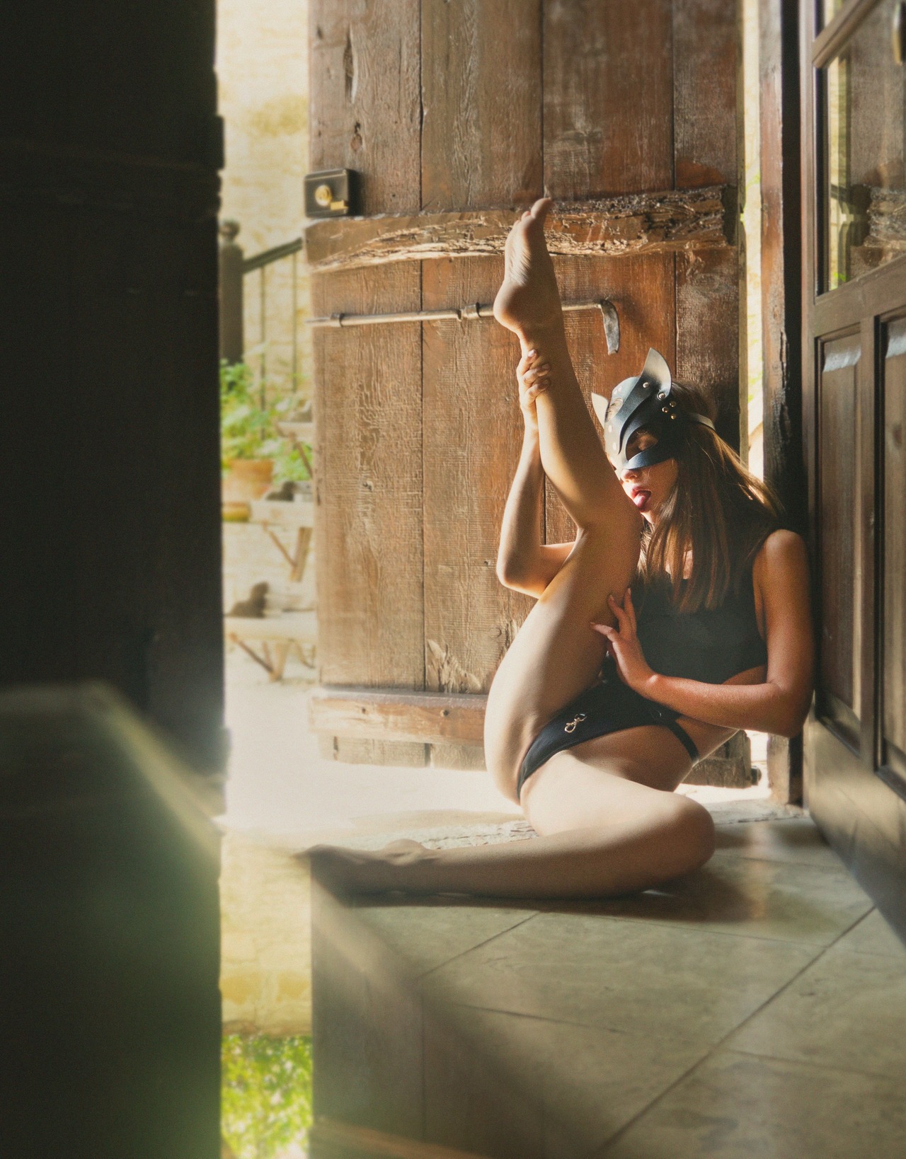 1280x1638, 429 Kb / нога, язык, дверь, купальник, маска, лижет