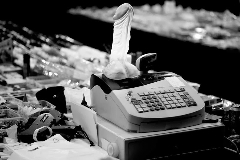 800x533, 65 Kb / клавиатура, хуй, дилдо, ч/б, касса