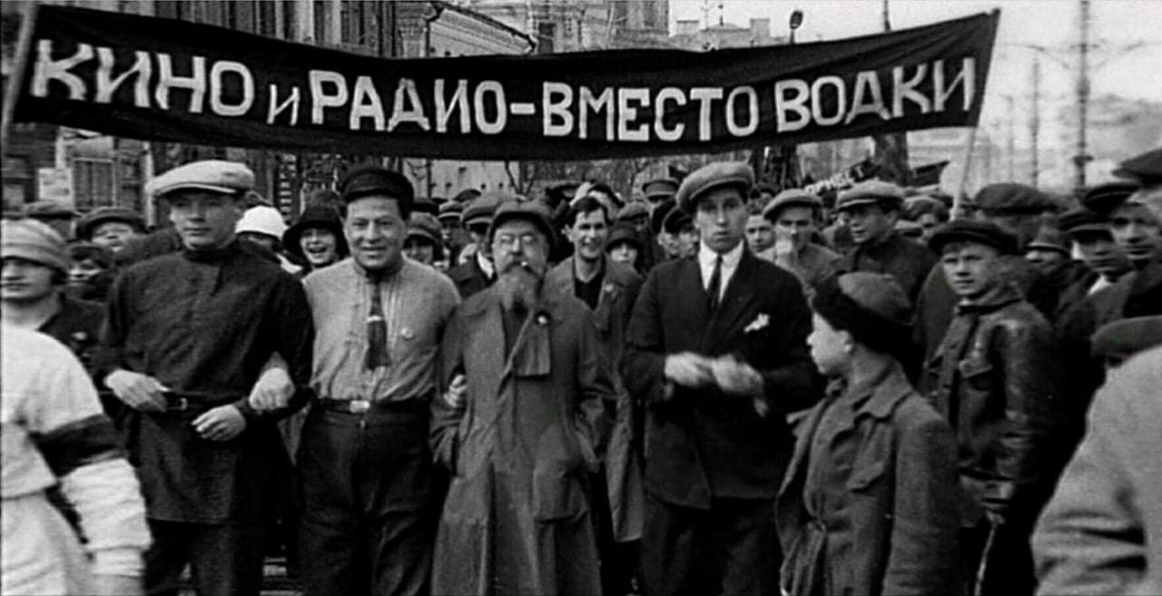 1280x657, 79 Kb / кино, радио, водка, растяжка, плакат, ч/б, демонстрация