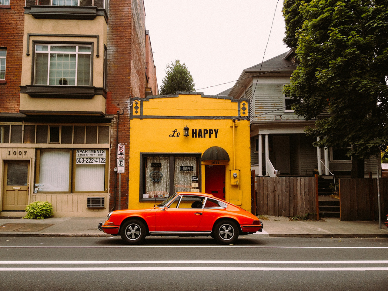 1280x960, 499 Kb / Порше, автомобиль, магазин, забор, happy