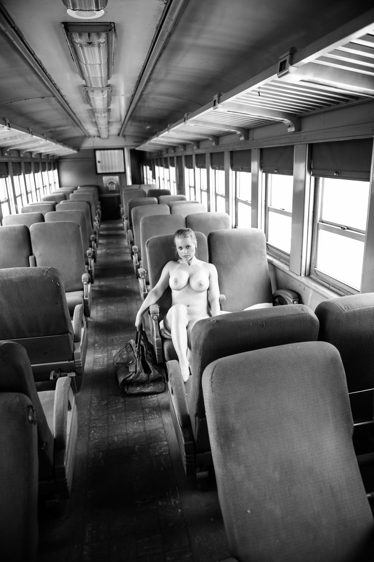 1278x1920, 534 Kb / сумка, вагон, голая, ч/б