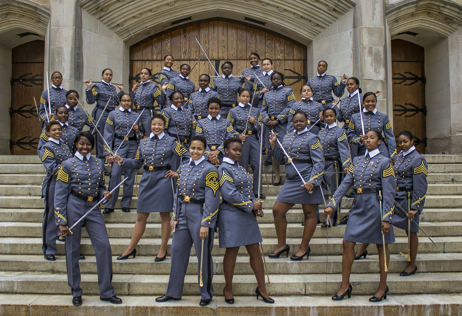 1500x1027, 434 Kb / сша, армия, негры, выпускники, шеврон, форма, сабля, меч, шпага, ступеньки, ворота