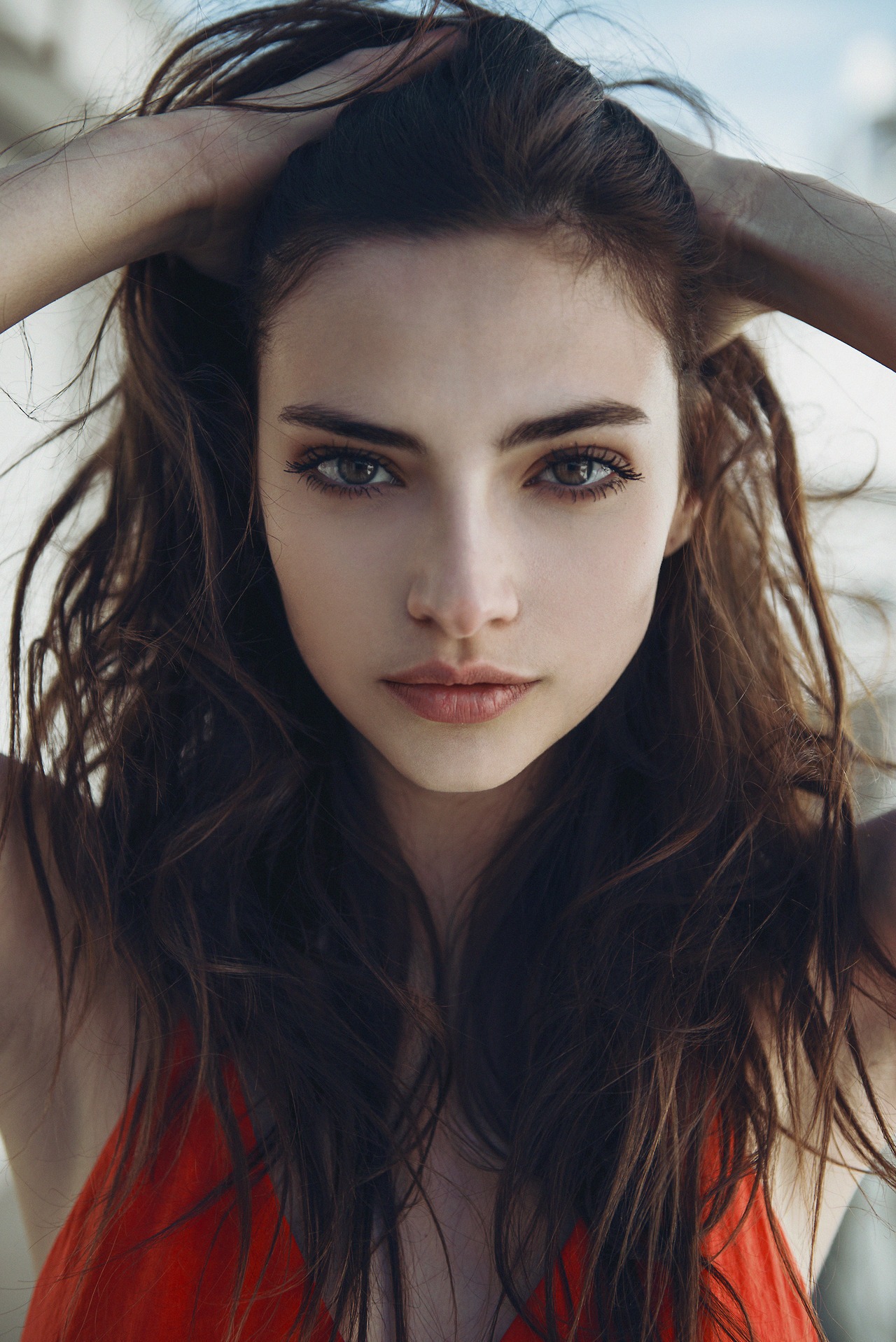 1280x1918, 533 Kb / шатенка, лицо, портрет, руки, бюстгальтер, Chiara Pasetto