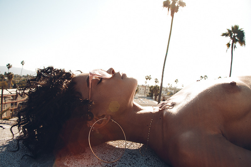 800x533, 110 Kb / очки, серьги, пальмы, цепочка, крыша, загарает, солнце, кудри