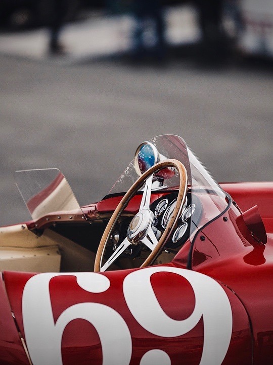 540x720, 98 Kb / автомобиль, классика, ретро, руль, красный, номер, цифра, 69