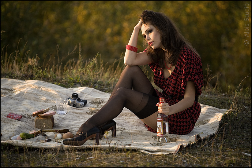 823x550, 245 Kb / водка, девка