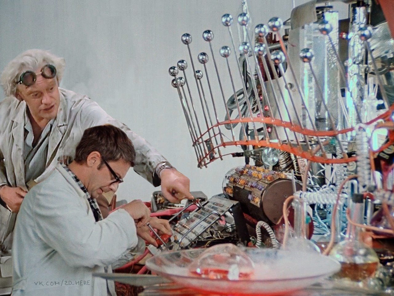 1280x963, 223 Kb / машина времени, Шурик, халат, Док Браун, очки, иван васильевич меняет профессию, назад в будущее