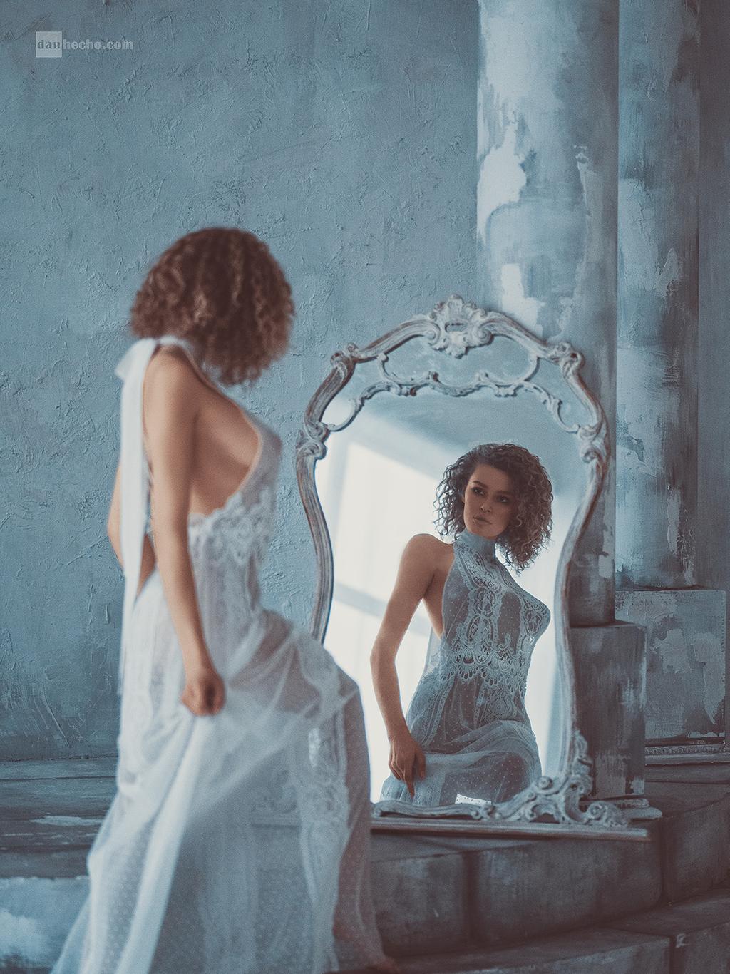 1024x1366, 181 Kb / сиськи, зеркало, платье, отражение, колонны