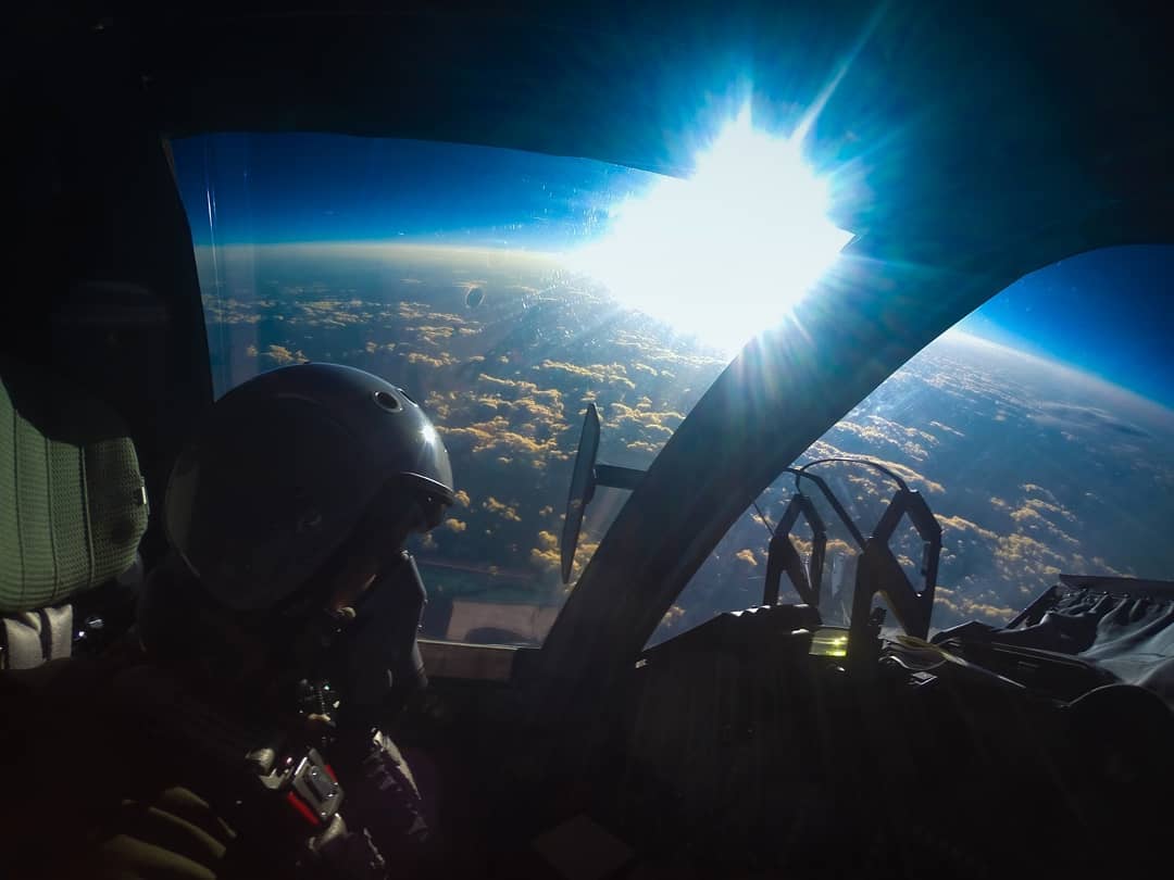 1080x810, 58 Kb / кабина, самолёт, лётчик, солнце, шлем, восход