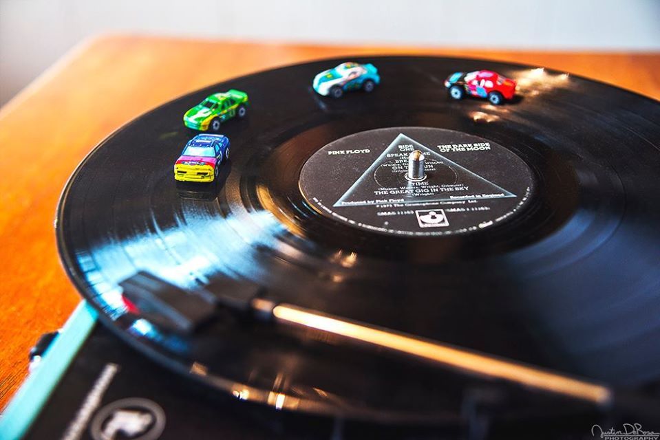 959x640, 71 Kb / винил, пластинка, машинки, гонки, проигрыватель