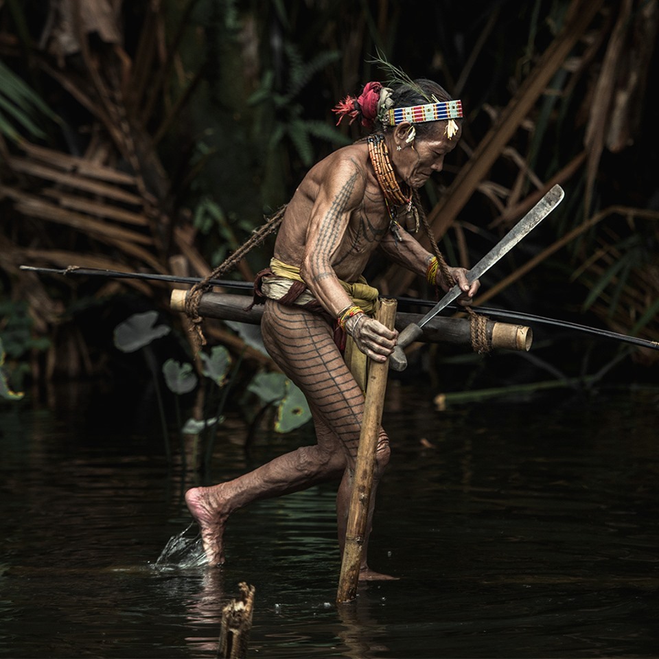 960x960, 178 Kb / индеец, абориген, мачете, тату, вода, палка, пирсинг, бусы